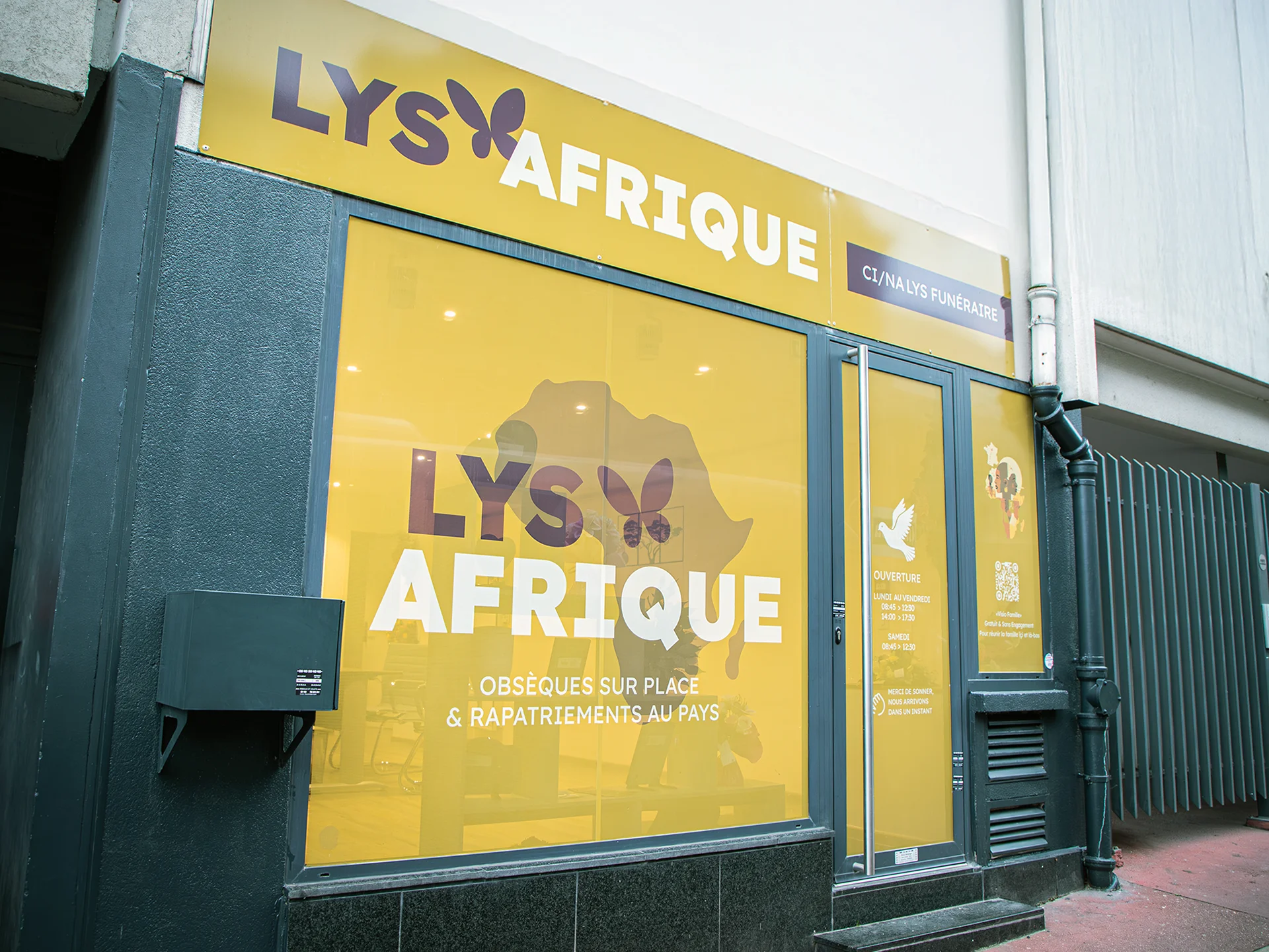 Vitrine de l'agence de pompes funèbre à Paris dans le 13ème arrondissement